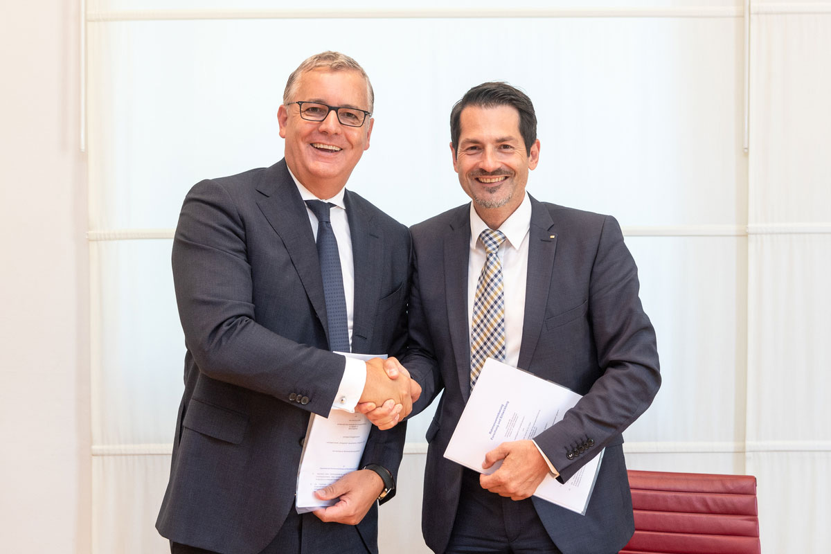 v.l.n.r.: Dr. Toralf Haag, Vorsitzender der Konzerngesch&auml;ftsf&uuml;hrung der Voith Group und Prof. Dr. Thomas Hofmann, designierter Pr&auml;sident der TUM. Foto: Andreas Heddergott / TUM