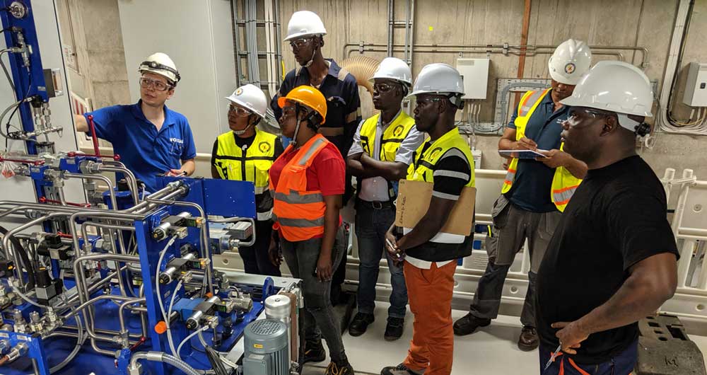 Praktisches Training w&auml;hrend der Voith HydroSchool im Wasserkraftwerk Mount Coffee in Liberia.
