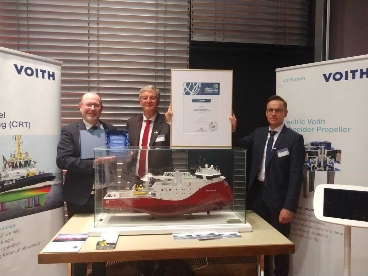 Von links: Andreas Amelang, Senior Vice President Sales Marine; Dr. Dirk J&uuml;rgens, Vice President Research & Development Marine; J&ouml;rg Maier, Vice President CCE Marine