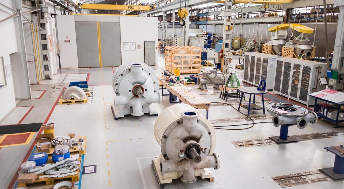 Voith bietet weltweit in 20 Service-Standorten den Aufarbeitungsservice an. Die im Bild hinten stehende Vakuumpumpe wurde bereits aufgearbeitet und l&auml;uft nun wieder wie neu.