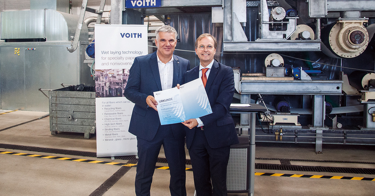 Feierlichen &Uuml;berreichung des Zuwendungsbescheids: Kai P&ouml;hler, Director Application and Business Development bei Voith Paper, erh&auml;lt die Urkunde von Forschungsstaatssekret&auml;r Thomas Rachel MdB in der Voith-Niederlassung D&uuml;ren.