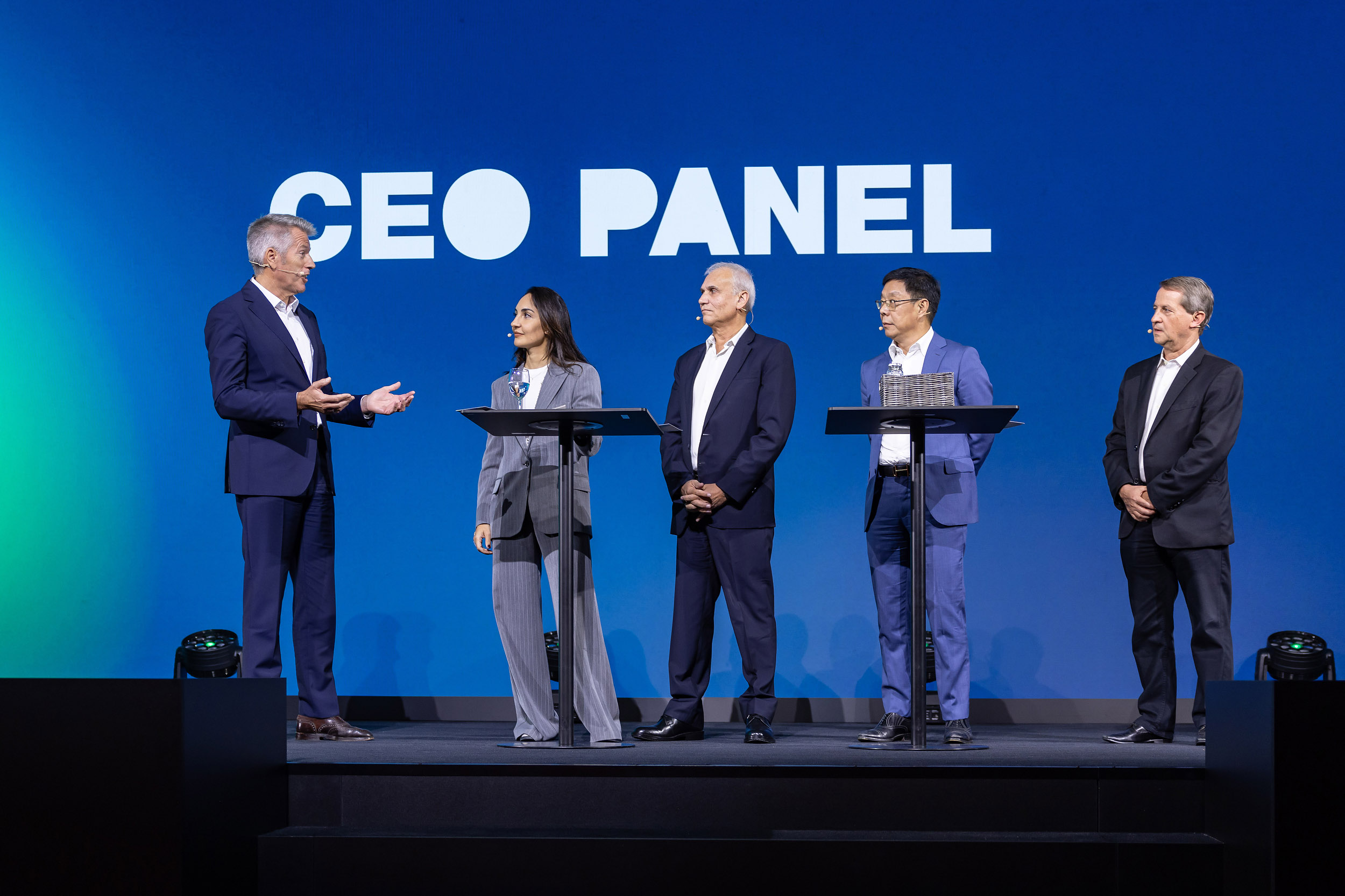 CEO Panel von links nach rechts: Andreas Endters (President & CEO Voith Paper), N. Sinem &Ouml;ks&uuml;z Dedebayraktar (Board Member & CEO Paper and Packaging Division, KIPAS), Austin Davey (President Paper Division, Pratt Industries), Ying Guangdong (Vice General Manager and Chief Engineer, Sun Paper), Francisco Razzolini (CTO, Klabin)