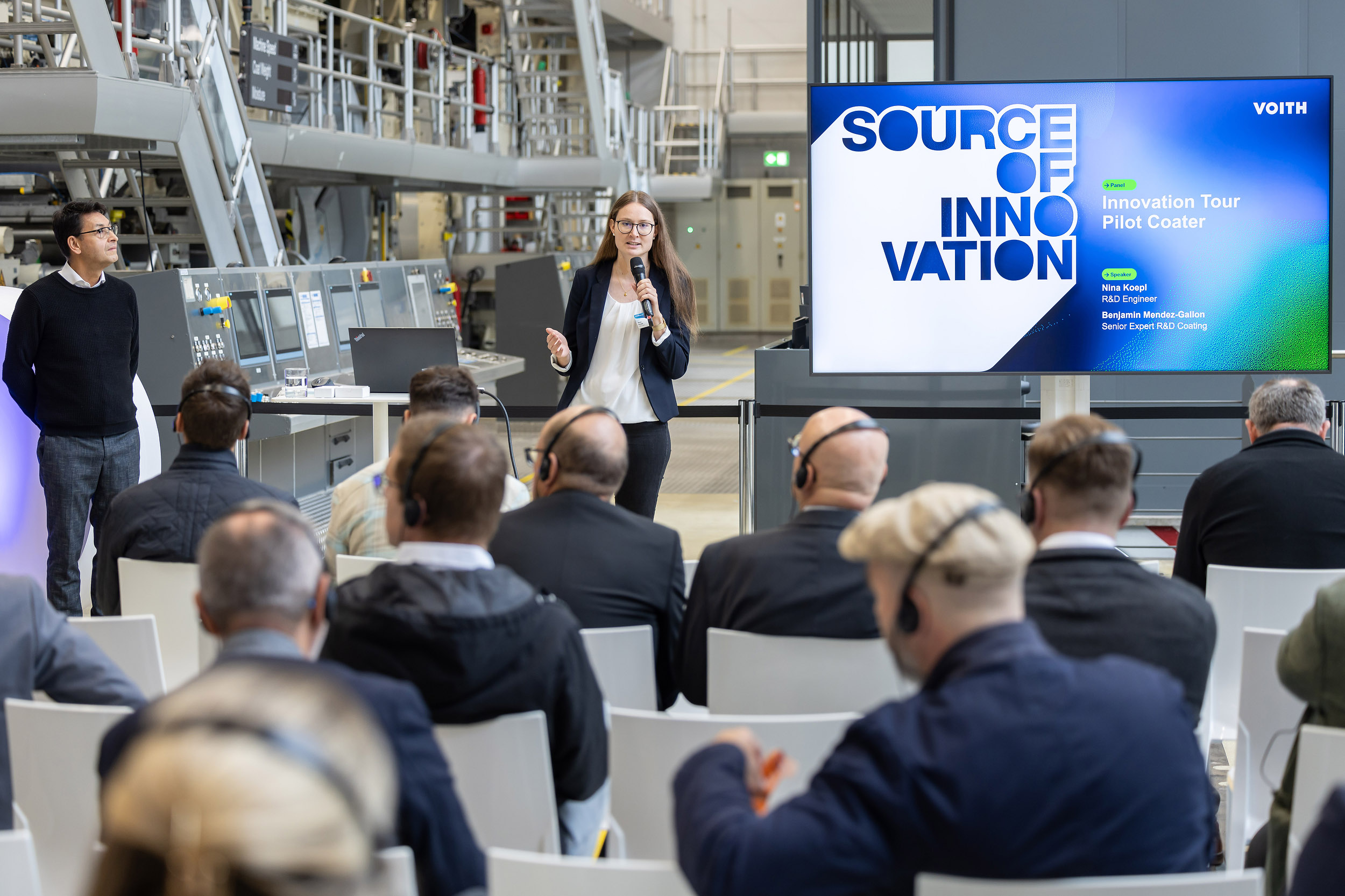 Besuch der Versuchsstreichmaschine w&auml;hrend der Innovation Tour