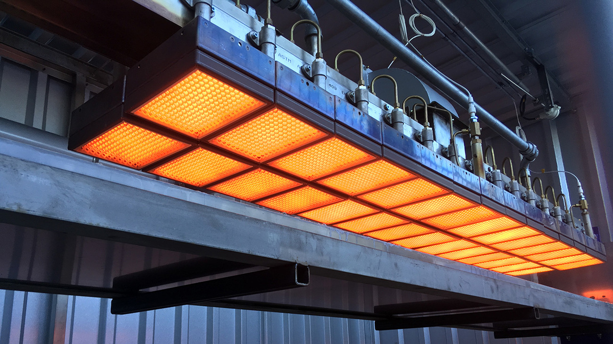 Der neue Infrarotstrahler HelioX verspricht h&ouml;here Produktivit&auml;t bei geringeren Emissionen und einem reduzierten Brandrisiko.