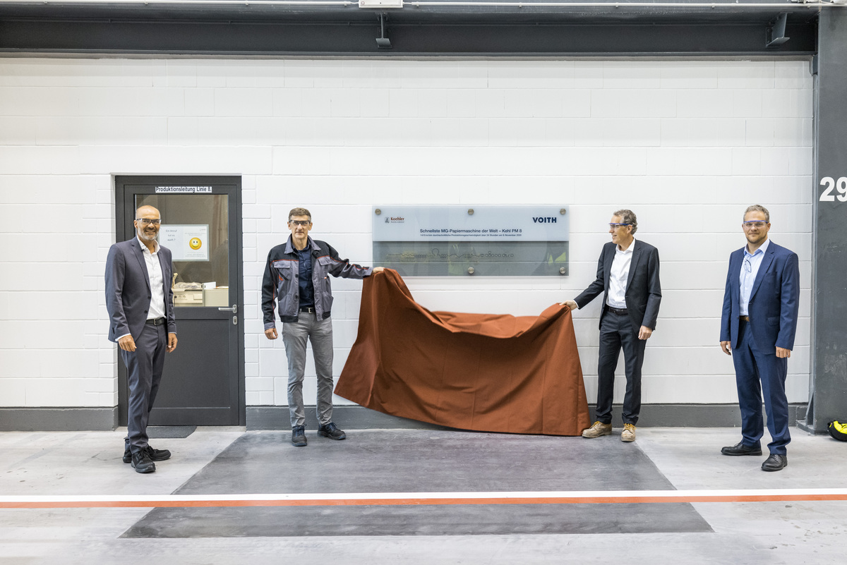 Anl&auml;sslich dieses Ereignisses &uuml;berreichte Voith Koehler eine gravierte Glasplatte, die diesen historischen Geschwindigkeitsrekord festh&auml;lt.
V.l.n.r.: Dr. Stefan Karrer, Vorstand Technik Koehler; Joachim Uhl, Werkleiter Standort Kehl; Dr. Michael Trefz, President Projects Voith Paper; Michael Rendsburg, President Voith Paper Projects EMEA.