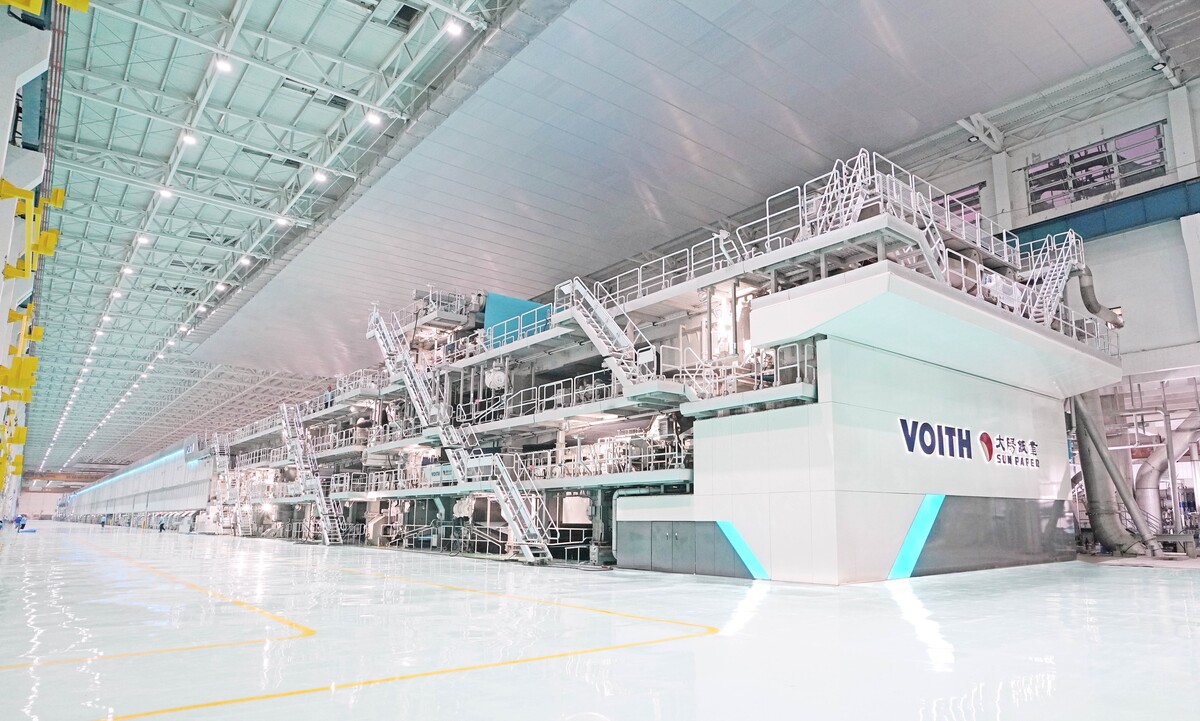 Als Full-Line-Anbieter lieferte Voith die gesamte XcelLine-Papiermaschine im vision&auml;ren Industriedesign. Die Anlage wird &uuml;ber eine Million Tonnen wei&szlig;en Faltschachtelkarton j&auml;hrlich produzieren.