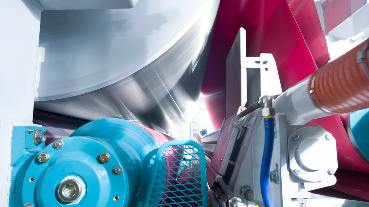 Durch die f&uuml;r h&ouml;here Fl&auml;chengewichte optimierte Anordnung von Blasd&uuml;sen und Luftleitblechen erm&ouml;glicht der Voith TailStabilizer nun auch bei Kartonmaschinen mit zweireihiger Trockenpartie das seillose &Uuml;berf&uuml;hren des Streifens.