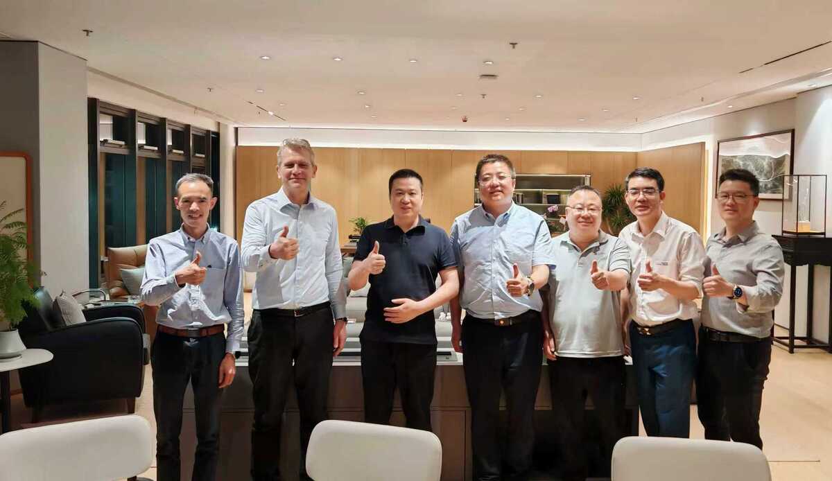 In partnerschaftlichem Austausch: Vertreter von Voith und Wuzhou Special Paper. Von links nach rechts: Simon Lee (Senior Application Engineer Rebuild P&S China), Dieter Wenninger (President P&S Asia), Lei Zhao (Chairman Wuzhou Paper Group), Jiping Gu (Vice President P&S China), Yanchen Zhang (Vice General Manager Wuzhou Paper Group), Jason Jiang (Managing Director Rebuild P&S China) und Kevin Peng (Senior Sales Engineer Rebuild P&S China)