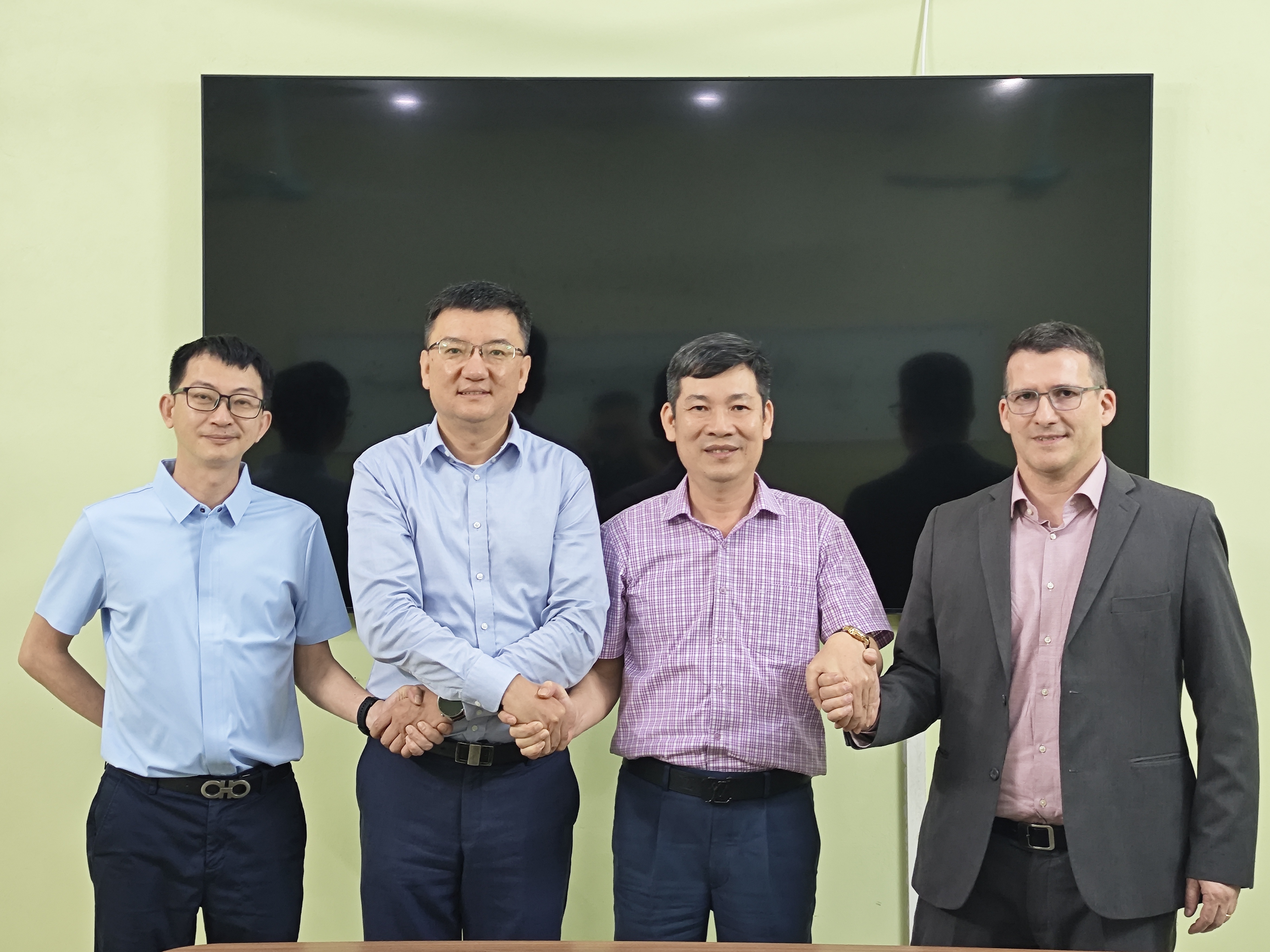 V.l.n.r.: Rencheng Mao, Ingenieur bei GDT; Hanson Zhao, Vice President Sales bei Voith Paper Asia; Dinh Nhu Kien, Vorstandsvorsitzender von GDT; Ronaldo Parucker, Senior Vice President Business Development bei Voith Paper SEA.