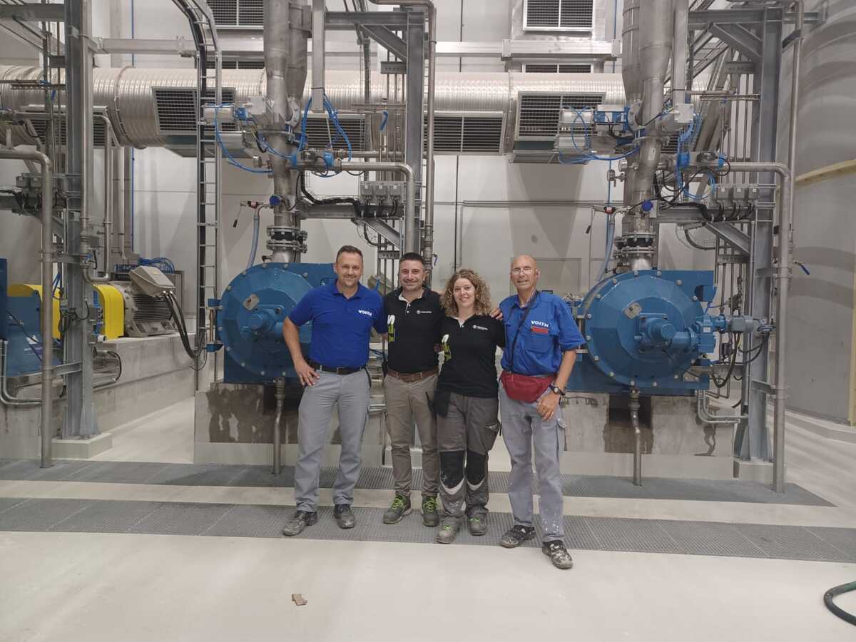 Hervorragende Zusammenarbeit f&uuml;r bestm&ouml;gliche Kundenl&ouml;sungen – auf dem Bild zu sehen ist das Voith-Toscotec-Team bei der Anlage Vajda-Pap&iacute;r. V.l.n.r.: Tomislav Druzinec (Start-Up Engineer Voith Paper), Francesco Ureni (Associate Chief Customer Service Officer Toscotec) and Elisa Bertolucci (Fiber Systems Engineering Manager Toscotec), Wolfgang M&uuml;ller (Global Product Manager Voith Paper).