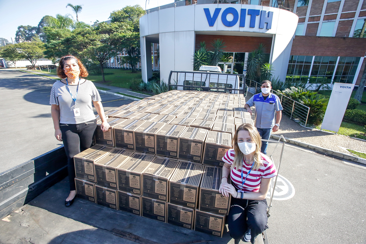 Photo of the 4 tons distributed in more than 270 basic food baskets ready for donation. Voith employees represent voithians in the delivery of food to the institutions of the Jaragu&aacute; community.