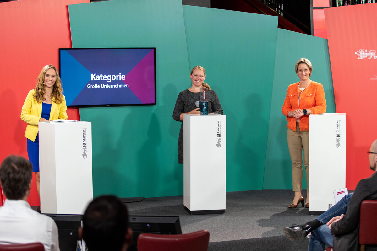 At the award ceremony, Vera Loher, project manager and responsible for the development of OnView.DigitalEye at Voith Paper, received the award this Monday. From left to right: Ilka Groenewold, Moderator; Vera Loher, R&D Engineer Voith; Dr. Nicole Hoffmeister-Kraut, Minister of Economic Affairs, Employment and Tourism. Copyright: Luca Ganter.