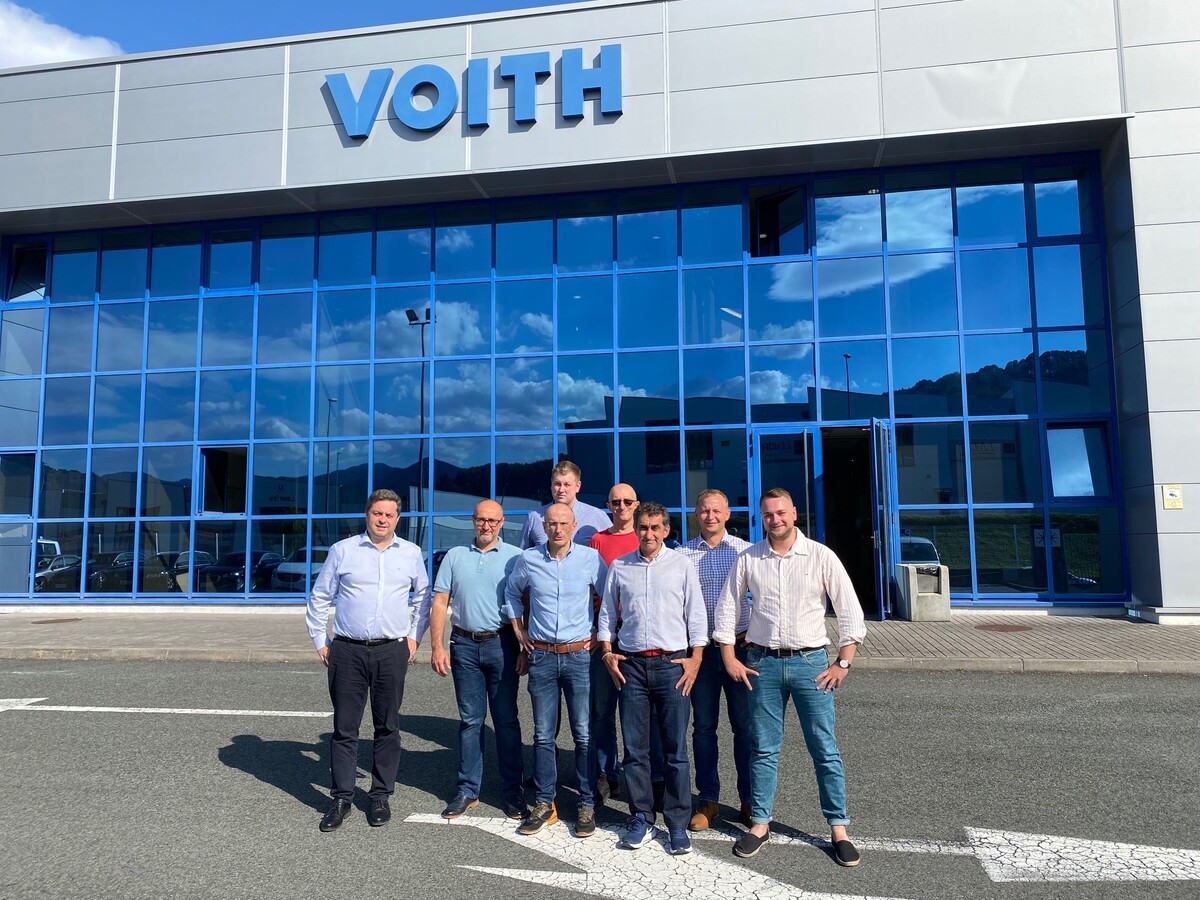 Successful partnership between Schumacher Packaging and Voith.

F.l.t.r.: Marcos Garcia de la Torre (Managing Director Voith Paper
Spain), Henryk Drechnowicz (Managing Director Schuhmacher Myszk&oacute;w), Jose Luis
Landaberea (Head of Project Management Voith Paper Spain), Patryk Klein (Maintenance
Manager Schuhmacher Myszk&oacute;w), Jerzy Tengowski (Member of the Project Management
Team Schuhmacher), Ignacio Benito (Rebuilds Director Voith Paper Spain), Maciej
Skupinski (Project Manager Head Schuhmacher Myszk&oacute;w), Kamil Modrakowski (Member of
the Project Management Team Schuhmacher).