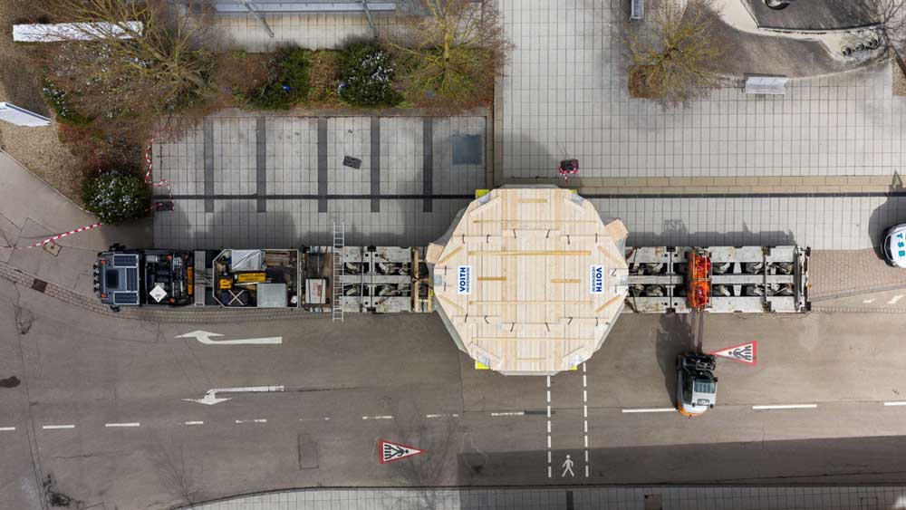 With a diameter of more than 8 meters, the stator for the T&ouml;ging am Inn power plant leaves the factory premises as the widest transport in the history of Voith Hydro Heidenheim to date.