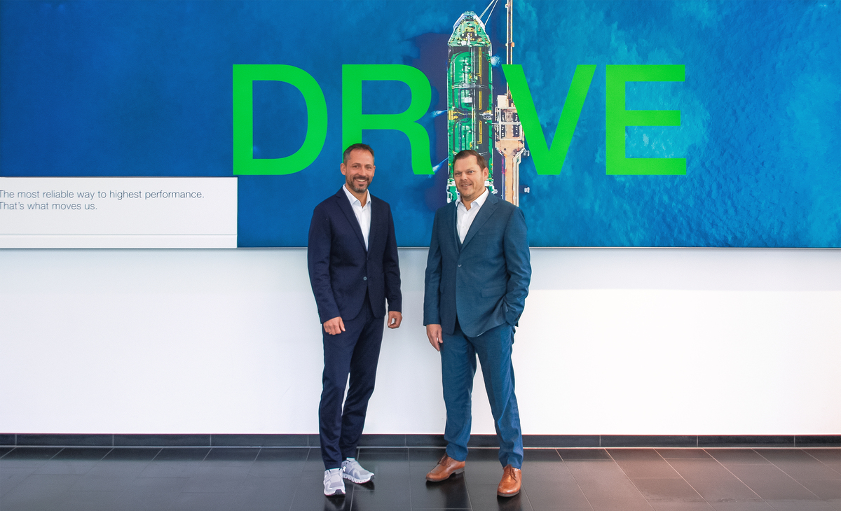 Voith and Mehrer Compression engage in a strategic partnership for new developments in the field of hydrogen compression. Dr. Ralf Ge&szlig;lein, CEO Voith Turbo Industry, and J&ouml;rg-Peter Mehrer, President Mehrer Compression GmbH, make the cooperation official at the Voith site in Crailsheim.
