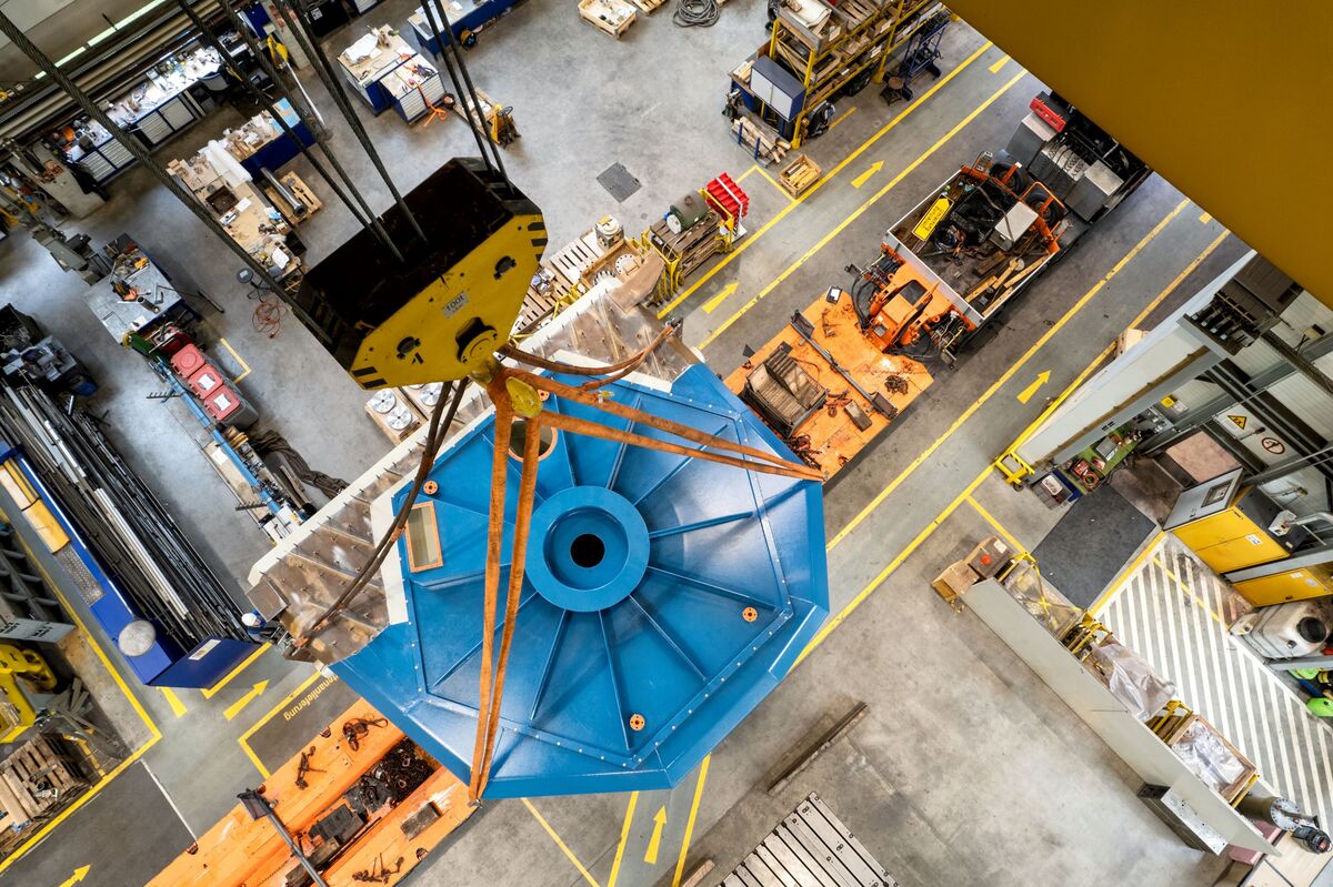 Loading of the 54-ton turbine housing at the Voith Hydro plant in St. Poelten
 