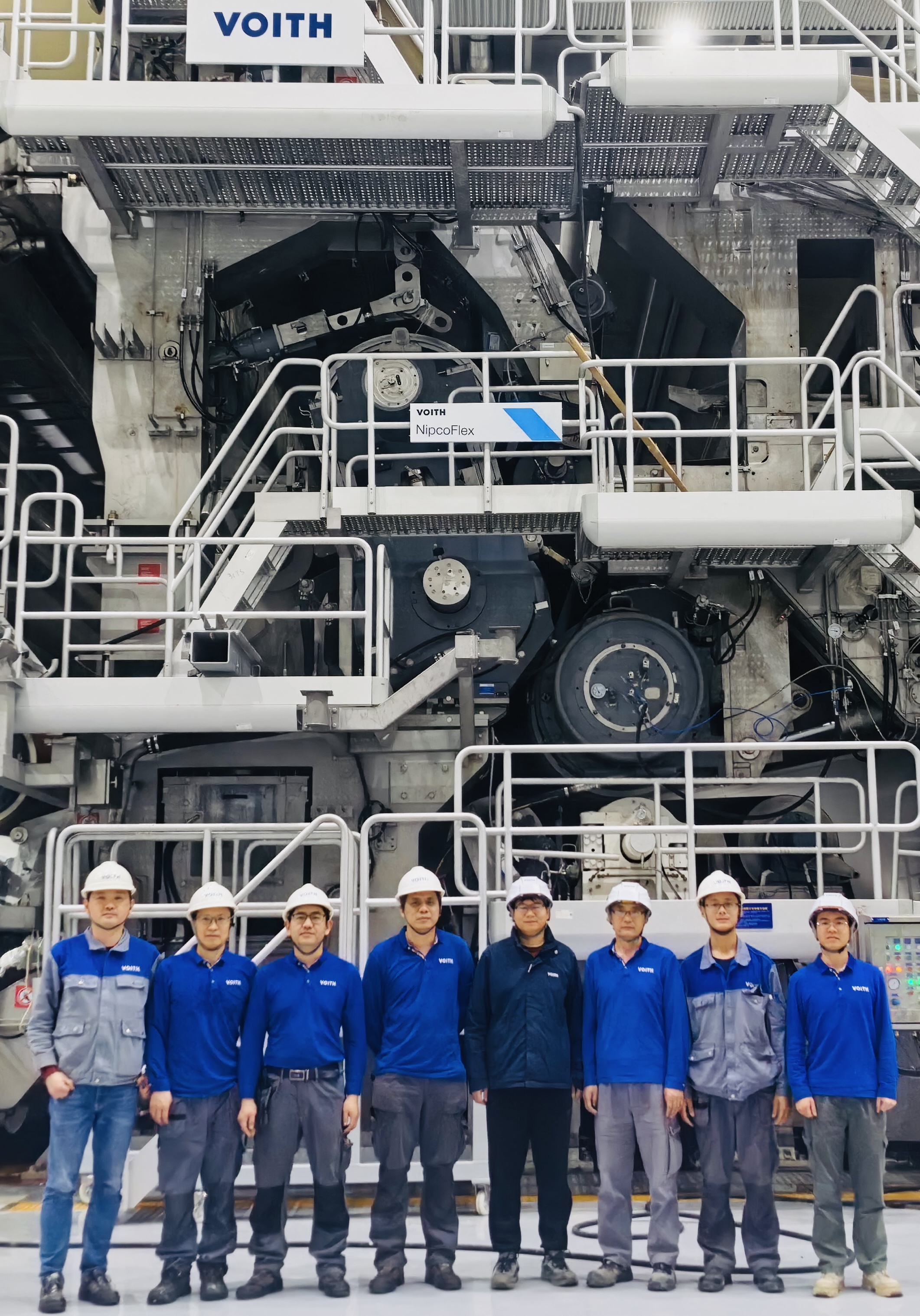 Voith team in front of the new DuoCentri NipcoFlex press with center belt